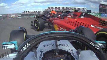 Video: Russell beukt Sainz uit de race, Verstappen pakt de leiding bij start