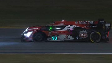 Mist zorgt voor chaos in Daytona, pijnlijk tijdverlies Van der Zande