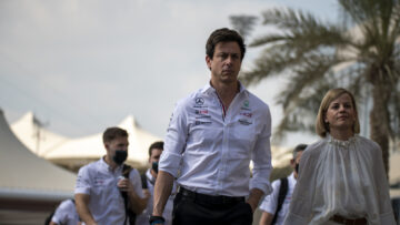 Video: Crowd surfende Toto Wolff blaast stoom af en gaat he-le-maal los in Abu Dhabi