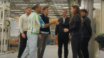 Video: Wolff, Hamilton and Russell tour Mercedes engine factory