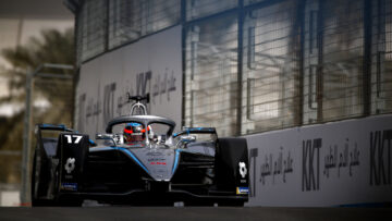 De Vries pips Mortara to pole for second race in Diriyah