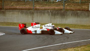 Controversiële crashes Senna en Prost leiden tot totale F1-chaos in Japan