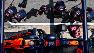 Video: Banden Verstappen staan niet klaar tijdens lange pitstop