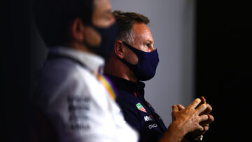 Video: Horner slaat excuses Wolff af, Mercedes-teambaas geïrriteerd