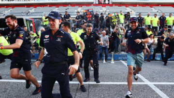 Video: Uitzinnig Red Bull viert overwinning Max Verstappen groots