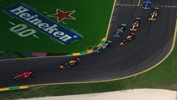 Video: Verstappen behoudt ternauwernood plek twee tijdens start GP Australië