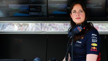 Video: Wie is deze dame op wie Verstappen weekend na weekend kan rekenen