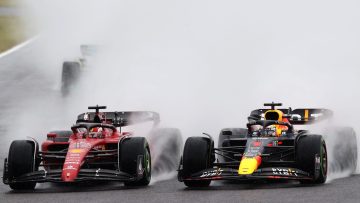 Video: Weergaloze actie Verstappen bij start GP Japan, Sainz crasht