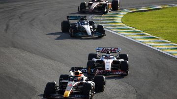 Video: Verstappen moet met hand en tand verdedigen tijdens start sprintrace Brazilië