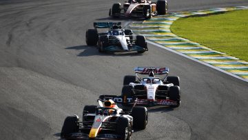 Video: Verstappen moet met hand en tand verdedigen tijdens start sprintrace Brazilië