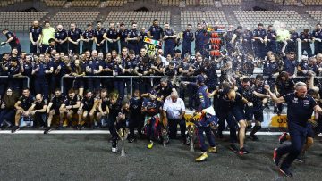 Red Bull-volksfeest breekt los na vijftiende seizoenszege Verstappen