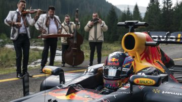 Red Bull F1-bolide maakt prachtige roadtrip over iconische Europese weg