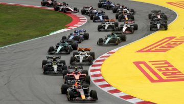 Update vanuit Barcelona: Verstappen racet in een andere klasse, Mercedes maakt indruk