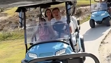 Verstappen jaagt vriendin stuipen op het lijf in golfkarretje