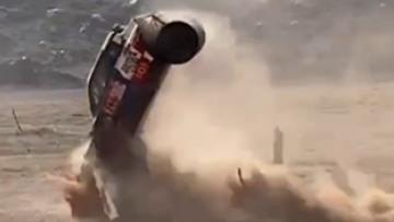 Dakar-coureur vliegt door de lucht in zware crash