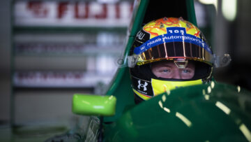 Kippenvel: Mick Schumacher rijdt in iconische bolide van vader Michael