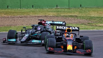 Regenmeester Verstappen kent monsterstart in Imola en deelt tik uit aan Hamilton