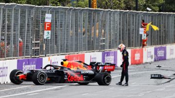 Furieuze Verstappen en politieke discussies na klapband in Bakoe