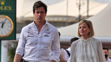 FIA opent onderzoek naar Mercedes-teambaas Wolff en zijn vrouw