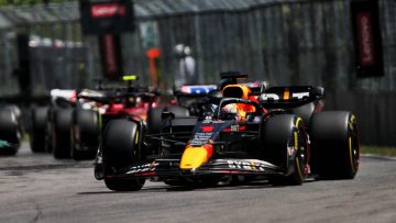 Video: Verstappen schiet als een komeet uit de startblokken in Canada