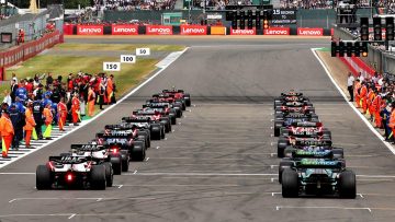 Bizarre video: Demonstranten gaan op circuit zitten tijdens openingsronde op Silverstone