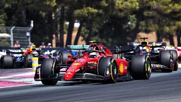 Video: Verstappen en Leclerc vliegen uit de startblokken bij start GP van Frankrijk