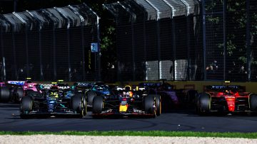 Video: Beide Mercedessen verschalken Verstappen bij start GP Australië
