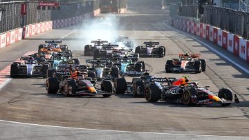 Video: Russell troeft Verstappen af bij start en beschadigt de Red Bull-vloer