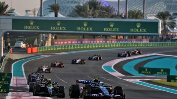 Video: Hamilton rijdt voorvleugel stuk op Gasly