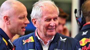Marko omcirkelt Singapore met rode pen en uitroeptekens: "Daar moet het blijken"