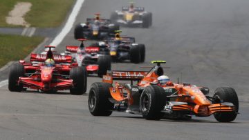 Nederlands Spyker F1 trekt lange neus naar topteams en verovert riante leiding