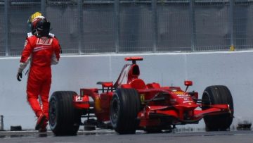 Onoplettende Hamilton blundert en knalt achterop woedende Raikkonen