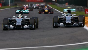 Sensatie in Spa: Rosberg en Hamilton raken elkaar