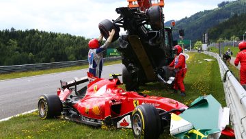 Video: Bizarre crash Alonso en Raikkonen