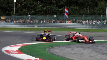 Raikkonen maakt kennis met strijdlustige Verstappen: "Hij wil me alleen van de baan duwen!"