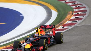 WATCH: Verstappen nearly runs into "Godzilla" in Singapore