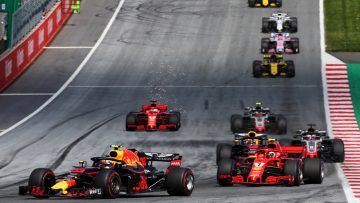 Video: Verstappen met fraaie inhaalacties in Oostenrijk, dubbel pech voor Mercedes