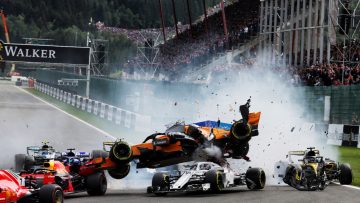 Halo redt Leclerc na gigantische startcrash