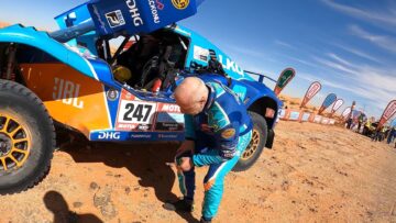 Video: Coronel met pijn naar de finish na harde klap in Dakar Rally