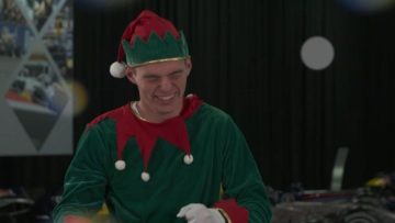Kerstelf Max en Santa Ricciardo gaan door het lint in heerlijke Red Bull-kerstklassieker
