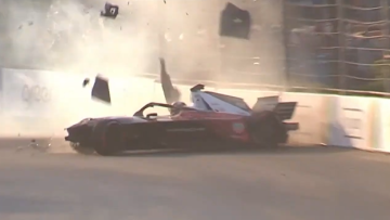 Video: Vastzittend gaspedaal zorgt voor angstaanjagende Formule E-crash
