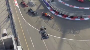 Video: Blunderende Hamilton gooit podium en WK-leiding weg