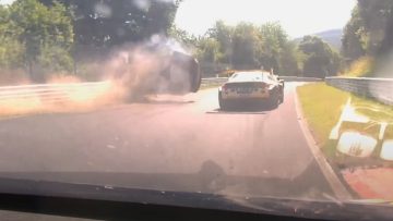 Raceleider beukt achterblijver ondersteboven met onmogelijke actie