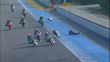 Video: Bizarre crash in de Moto3 met een onbemande motor