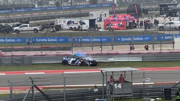 Enorme chaos in MotoGP: Safety car crasht, coureurs rennen door pitstraat