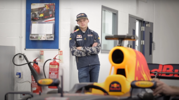 Terugblik: Verstappen en Ricciardo vervelen zich te pletter in Red Bull-fabriek