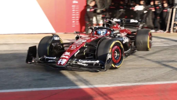 Video: De eerste F1-bolide van dit jaar duikt het circuit op