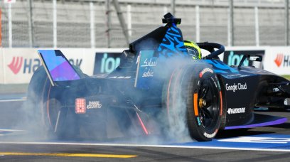 Usain Bolt accelerates in the Formula E GENBETA 2048x2048