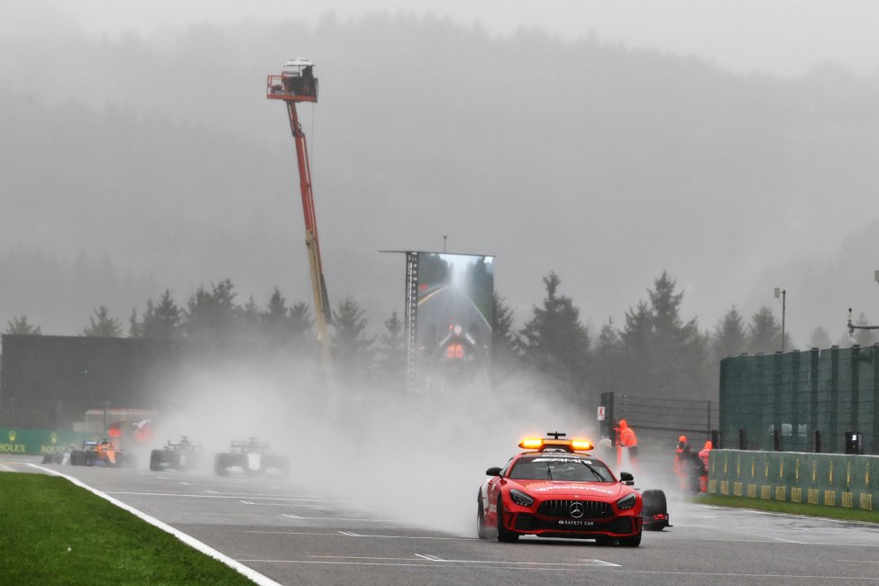 Kletsnatte F1 Grand Prix van Belgie op Spa-Francorchamps in 2021 achter de safety car