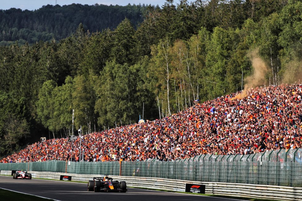 Het oranjelegioen op de tribune van Spa-Francorchamps tijdens de Grand Prix van België in 2022